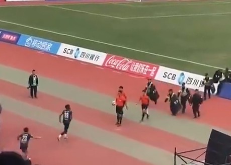 ¡El jugador pateó al árbitro! La Superliga de Sichuan respondió: fortalecer la gestión y dejar que los órganos de seguridad pública investiguen y se ocupen de ello.