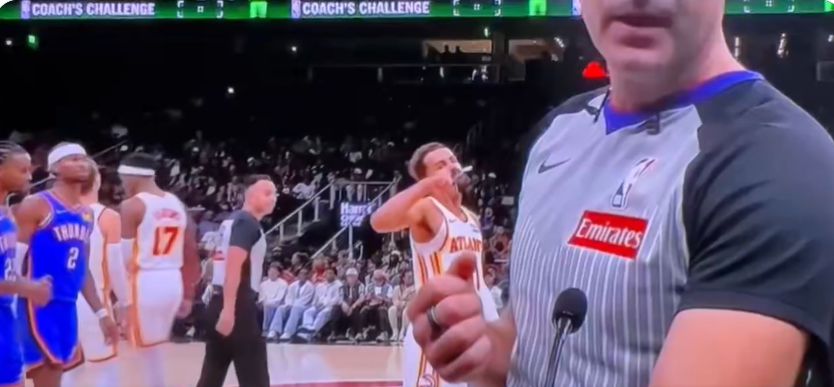 ¿No tienes miedo a las multas? Trae Young hizo un gesto con el pulgar hacia abajo detrás del árbitro para expresar su descontento.