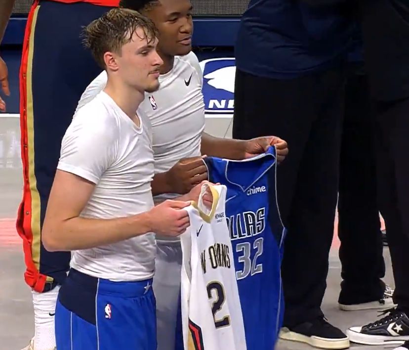 ¡Compañeros de secundaria! Flagg y Quinn intercambian uniformes después del juego.