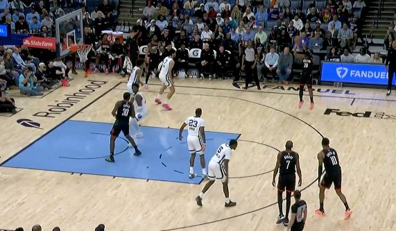 ¡Sorpresa! Okogie acertó 3 de 3 triples en el tercer cuarto y anotó 11 puntos, ayudando a los Rockets a ampliar la brecha.