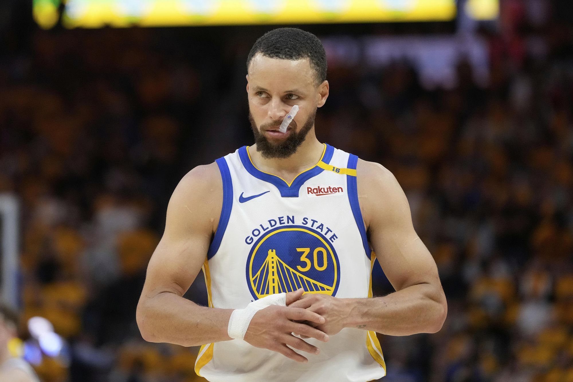 ¡La sensación de controlar el balón es ardiente! Los Warriors anotaron 7 triples en el primer cuarto, con un 63,6% de tiros de tres puntos.